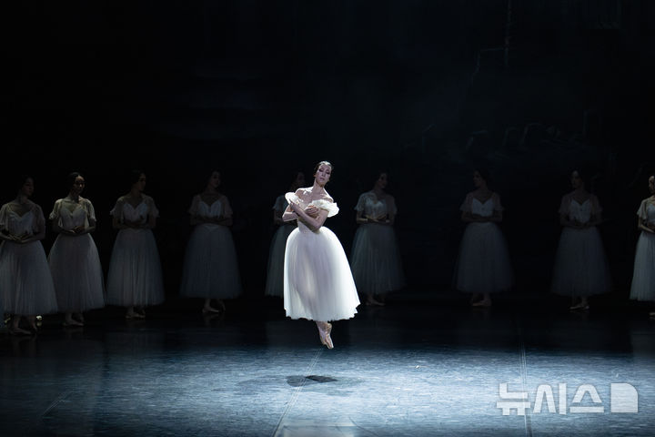  [서울=뉴시스]13일 서울 서초구 예술의전당에서 열린 국립발레단의 '지젤' 공연에서 지젤 역의 박세은이 독무를 추고 있다. (사진=국립발레단 제공)