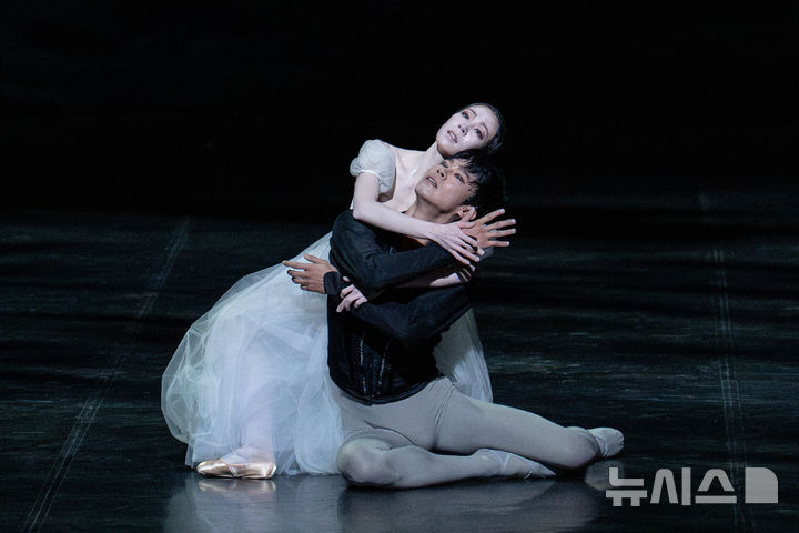  [서울=뉴시스]13일 서울 서초구 예술의전당에서 열린 국립발레단의 '지젤' 공연에서 지젤 역의 박세은과 알브레히트 역의 김기완이 열연을 펼치고 있다. (사진=국립발레단 제공)