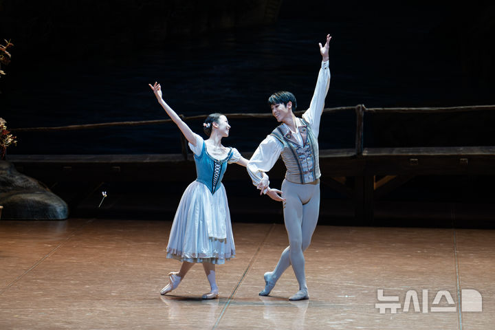  [서울=뉴시스]13일 서울 서초구 예술의전당에서 열린 국립발레단의 '지젤' 공연에서 지젤 역의 박세은과 알브레히트 역의 김기완이 열연을 펼치고 있다. (사진=국립발레단 제공)