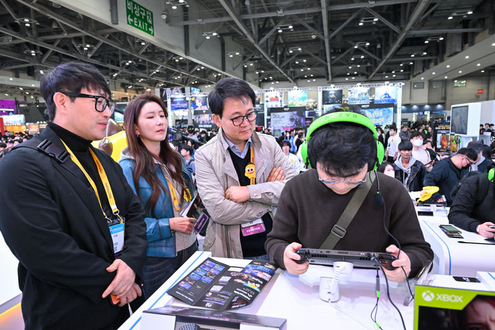 넷마블·코웨이 방준혁 의장이 국내 최대 게임 전시회 '지스타 2025' 현장을 방문했다. (사진=넷마블 제공) *재판매 및 DB 금지