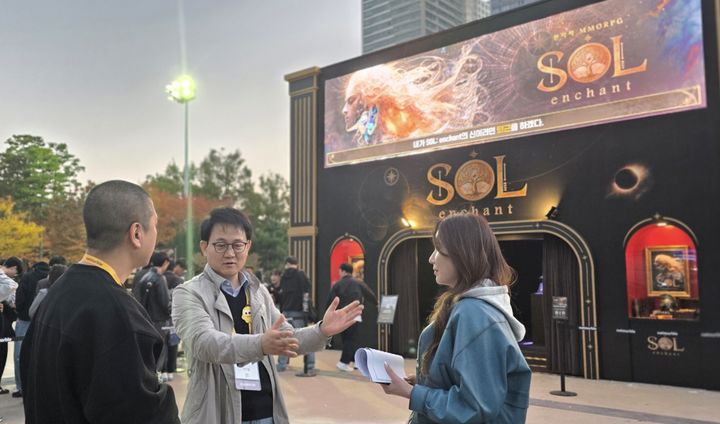 넷마블·코웨이 방준혁 의장이 국내 최대 게임 전시회 '지스타 2025' 현장을 방문했다. (사진=넷마블 제공) *재판매 및 DB 금지