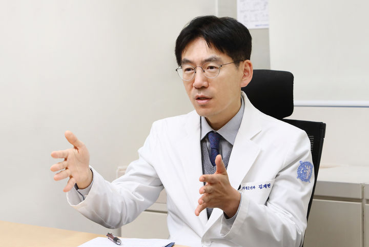 [서울=뉴시스] 김재현 분당서울대학교병원 소아청소년과 교수가 뉴시스와 인터뷰를 진행하고 있다. 2025.11.16. photo@newsis.com *재판매 및 DB 금지