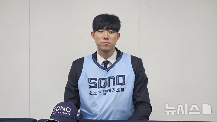 [서울=뉴시스] 김희준 기자 = 연세대 강지훈이 14일 잠실학생체육관에서 열린 2025 KBL 신인선수 드래프트에서 전체 4순위로 고양 소노 지명을 받은 후 인터뷰를 하고 있다. 2025.11.14 jinxijun@newsis.com