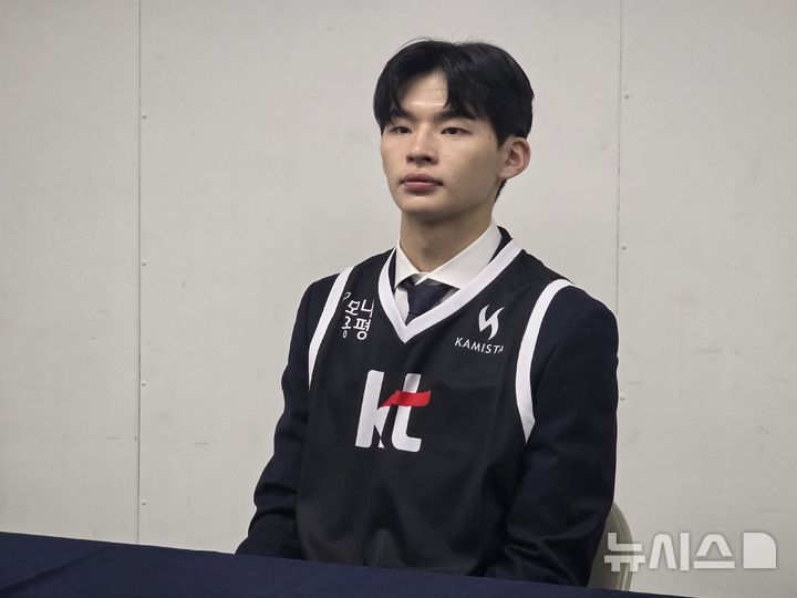 [서울=뉴시스] 김희준 기자 = 성균관대 강서욱이 14일 잠실학생체육관에서 열린 2025 KBL 신인선수 드래프트에서 전체 8순위로 수원 KT 지명을 받은 후 인터뷰를 하고 있다. 2025.11.14 jinxijun@newsis.com