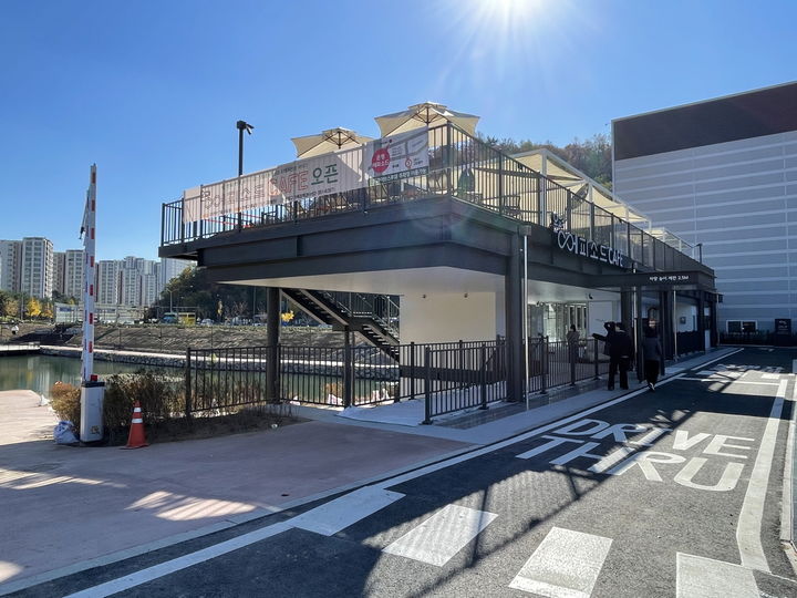 [서울=뉴시스] 구파발천 카페. 2025.11.16. (사진=서울시 제공) *재판매 및 DB 금지