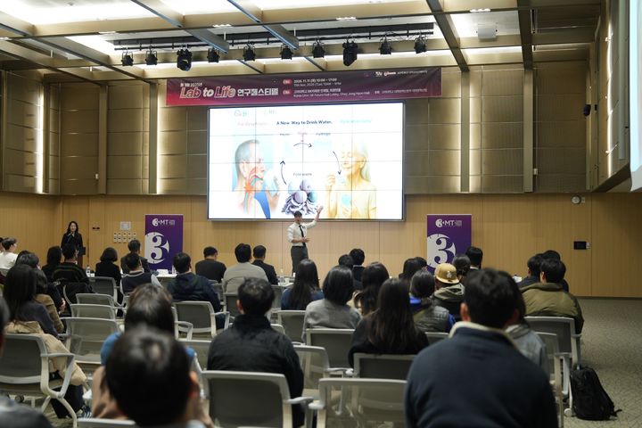 [서울=뉴시스] 고려대 K-3MT(Three Minute Thesis)에서 학생이 발표하고 있다. (사진=고려대 제공) 2025.11.14. photo@newsis.com *재판매 및 DB 금지