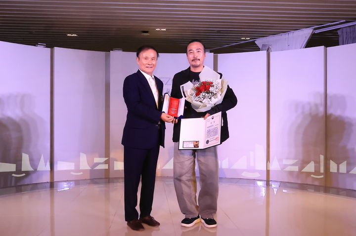 [서울=뉴시스]김영찬(왼쪽) 골프존문화재단 이사장과 박연태 작가.(사진=골프존문화재단 제공) 2025.11.16. photo@newsis.com *재판매 및 DB 금지