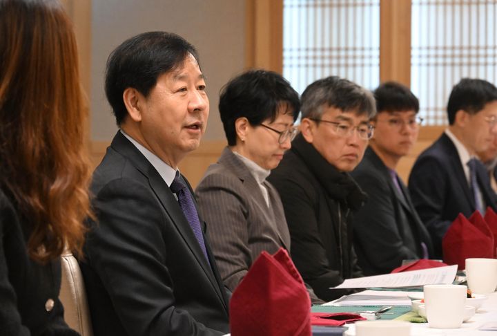 [서울=뉴시스] 구윤철 경제부총리 겸 기획재정부 장관이 14일 서울 종로구 정부서울청사에서 열린 '제7기 중장기전략위원회 출범식'에서 인사말을 하고 있다. (사진=기획재정부 제공) 2025.11.14. photo@newsis.com *재판매 및 DB 금지