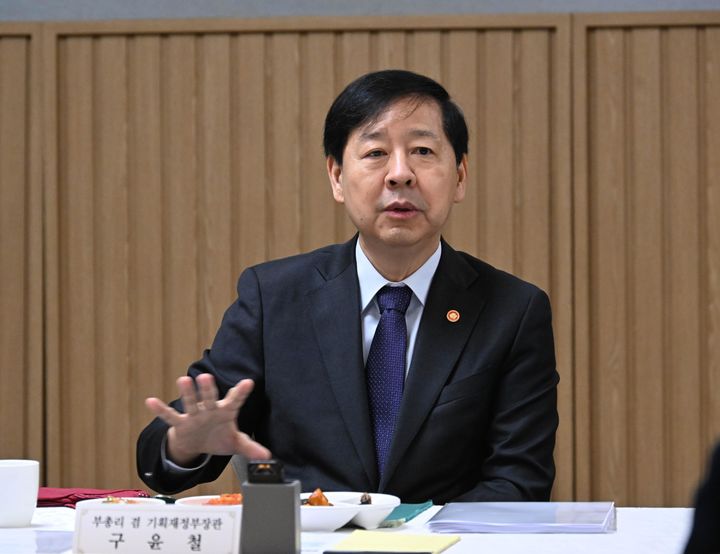 [서울=뉴시스] 구윤철 부총리 겸 기획재정부 장관이 14일 서울 종로구 정부서울청사에서 열린 '제7기 중장기전략위원회 출범식'에서 인사말을 하고 있다. (사진=기획재정부 제공) 2025.11.14. photo@newsis.com *재판매 및 DB 금지