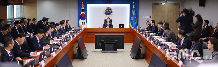 [서울=뉴시스] 최동준 기자 = 이재명 대통령이 13일 서울 용산 대통령실 청사에서 열린 수석보좌관회의에서 발언하고 있다. (대통령실통신사진기자단) 2025.11.13. photocdj@newsis.com