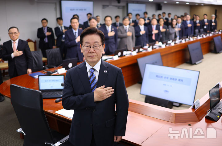 [서울=뉴시스] 최동준 기자 = 이재명 대통령이 13일 서울 용산 대통령실 청사에서 열린 수석보좌관회의에서 국민의례를 하고 있다. (대통령실통신사진기자단) 2025.11.13. photocdj@newsis.com