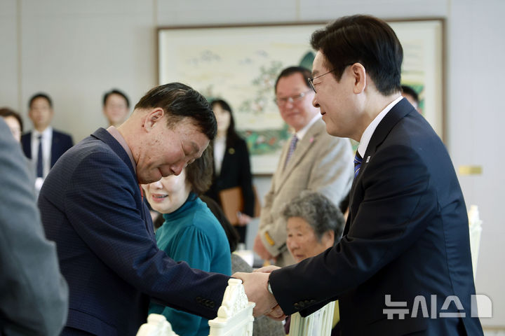 [서울=뉴시스] 최동준 기자 = 이재명 대통령이 13일 서울 용산 대통령실 청사에서 열린 민주화실천가족운동협의회 초청 오찬 간담회에서 참석자들과 인사하고 있다. 2025.11.13. photocdj@newsis.com