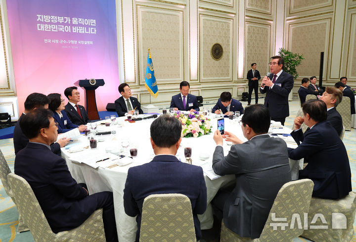 [서울=뉴시스] 최동준 기자 = 김동일 보령시장이 12일 청와대 영빈관에서 열린 이재명 대통령 주재 시장·군수·구청장 초청 국정설명회에서 정책 건의를 하고 있다. (대통령실통신사진기자단) 2025.11.12. photocdj@newsis.com