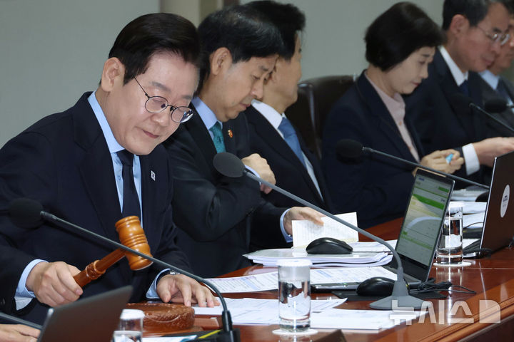 [서울=뉴시스] 최동준 기자 = 이재명 대통령이 11일 서울 용산 대통령실 청사에서 열린 국무회의에서 의사봉을 두드리며 개회 선언을 하고 있다. (대통령실통신사진기자단) 2025.11.11. photocdj@newsis.com