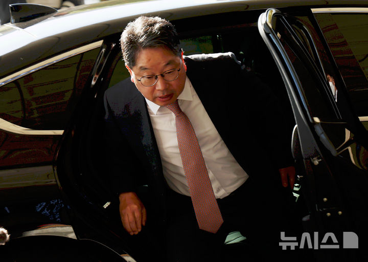 [서울=뉴시스] 홍효식 기자 = 대장동 항소 포기 논란으로 사의를 표명한 노만석 검찰총장 직무대행이 14일 오전 서울 서초구 대검찰청으로 출근하고 있다. 2025.11.14. yesphoto@newsis.com