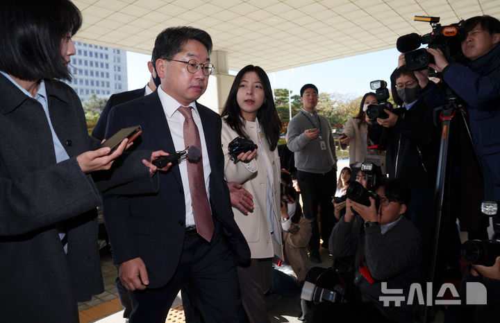 [서울=뉴시스] 홍효식 기자 = 대장동 항소 포기 논란으로 사의를 표명한 노만석 검찰총장 직무대행이 14일 오전 서울 서초구 대검찰청으로 출근하고 있다. 2025.11.14. yesphoto@newsis.com