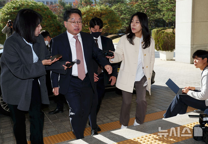 [서울=뉴시스] 홍효식 기자 = 대장동 항소 포기 논란으로 사의를 표명한 노만석 검찰총장 직무대행이 14일 오전 서울 서초구 대검찰청으로 출근하고 있다. 2025.11.14. yesphoto@newsis.com