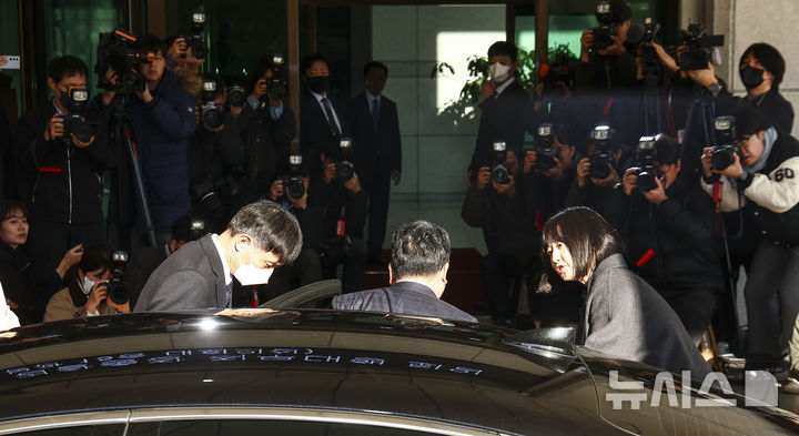 [서울=뉴시스] 김근수 기자 = 대장동 항소 포기 논란으로 사의를 표명한 노만석 검찰총장 직무대행이 14일 서울 서초구 대검찰청 청사 안으로 들어가고 있다. 2025.11.14. ks@newsis.com