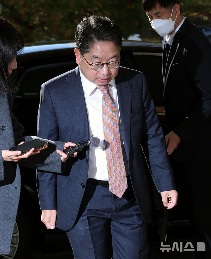 [서울=뉴시스] 홍효식 기자 = 대장동 항소 포기 논란으로 사의를 표명한 노만석 검찰총장 직무대행이 14일 오전 서울 서초구 대검찰청으로 출근하고 있다. 2025.11.14. yesphoto@newsis.com