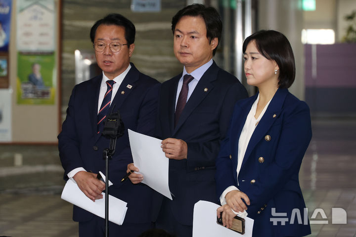 [서울=뉴시스] 김명년 기자 = 더불어민주당 문금주·김현정·백승아 원내대변인이 지난 14일 서울 여의도 국회 의안과에서 검찰청법·검사징계법개정안을 제출하고 있다.(공동취재) 2025.11.14. photo@newsis.com