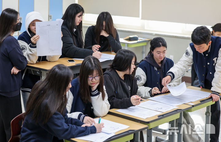 [대구=뉴시스] 이무열 기자 = 14일 대구 수성구 정화여자고등학교 3학년 교실에서 수험생들이 전날 치른 2026학년도 대학수학능력시험 가채점을 하고 있다. 2025.11.14. lmy@newsis.com