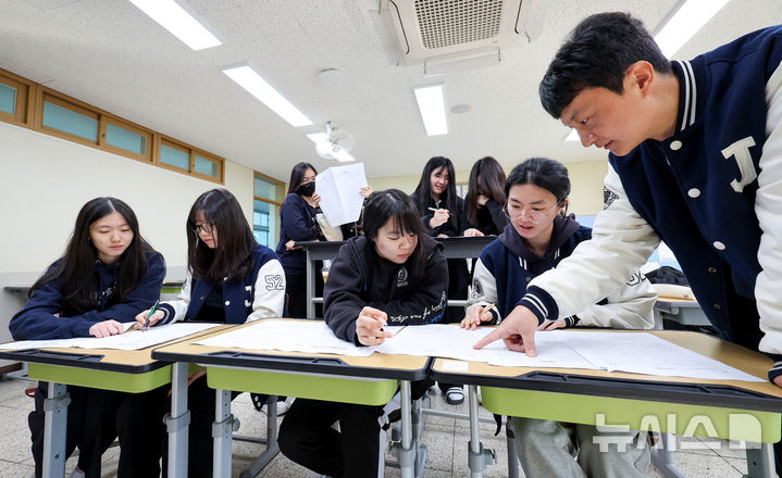 [대구=뉴시스] 이무열 기자 = 지난 14일 대구 수성구 정화여자고등학교 3학년 교실에서 수험생들이 전날 치른 2026학년도 대학수학능력시험 가채점을 하고 있다. 2025.11.14. lmy@newsis.com