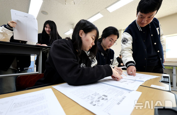 [대구=뉴시스] 이무열 기자 = 14일 대구 수성구 정화여자고등학교 3학년 교실에서 수험생들이 전날 치른 2026학년도 대학수학능력시험 가채점을 하고 있다. 2025.11.14. lmy@newsis.com