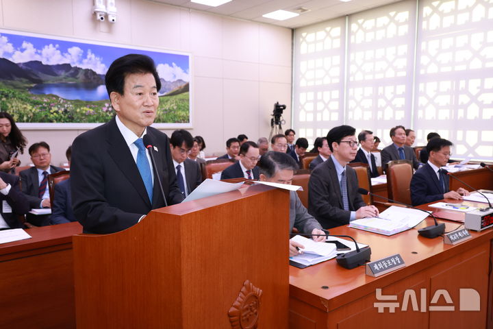 [서울=뉴시스] 고승민 기자 = 정동영 통일부 장관이 14일 서울 여의도 국회에서 열린 외교통일위원회 전체회의에서 내년도 예산안 제안설명을 하고 있다. 2025.11.28. kkssmm99@newsis.com