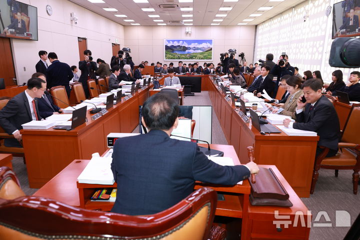 [서울=뉴시스] 고승민 기자 = 김석기 국회 외통위원장이 14일 서울 여의도 국회에서 외교통일위원회 전체회의에서 회의를 개의하고 있다. 2025.11.14. kkssmm99@newsis.com