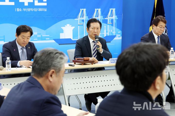  [부산=뉴시스] 하경민 기자 = 정청래 더불어민주당 대표가 14일 부산 동구 부산시당에서 열린 현장 최고위원회에 참석, 모두발언을 하고 있다. 2025.11.14. yulnetphoto@newsis.com