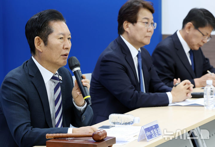  [부산=뉴시스] 하경민 기자 = 정청래 더불어민주당 대표가 14일 부산 동구 부산시당에서 열린 현장 최고위원회에 참석, 모두발언을 하고 있다. 2025.11.14. yulnetphoto@newsis.com