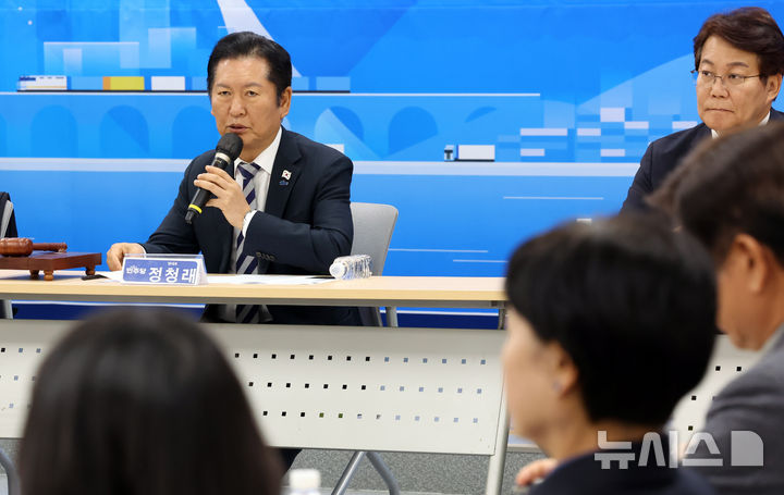  [부산=뉴시스] 하경민 기자 = 정청래 더불어민주당 대표가 14일 부산 동구 부산시당에서 열린 현장 최고위원회에 참석, 모두발언을 하고 있다. 2025.11.14. yulnetphoto@newsis.com