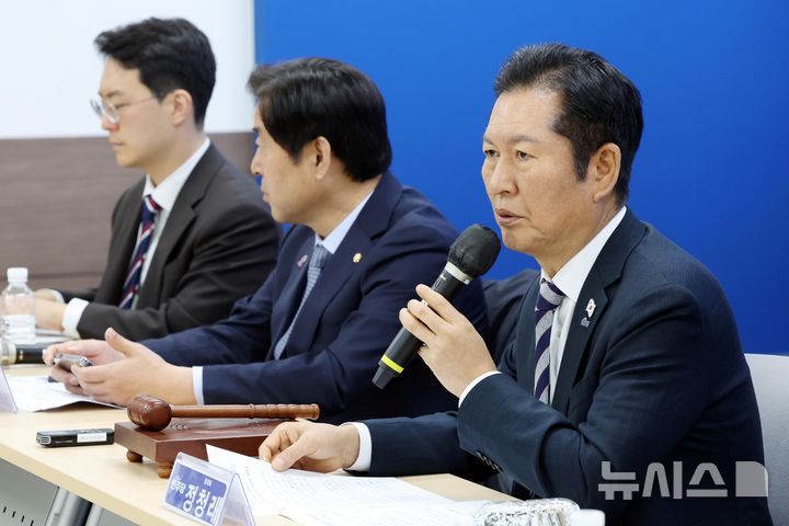  [부산=뉴시스] 하경민 기자 = 정청래 더불어민주당 대표가 14일 부산 동구 부산시당에서 열린 현장 최고위원회에 참석, 모두발언을 하고 있다. 2025.11.14. yulnetphoto@newsis.com