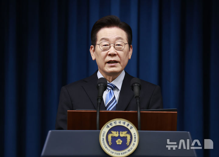 [서울=뉴시스] 최동준 기자 = 이재명 대통령이 14일 서울 용산 대통령실에서 한·미 간 관세·안보 합의를 문서화하는 '조인트 팩트시트(JFS·합동설명자료)' 관련 발표를 하고 있다. 2025.11.14. photocdj@newsis.com