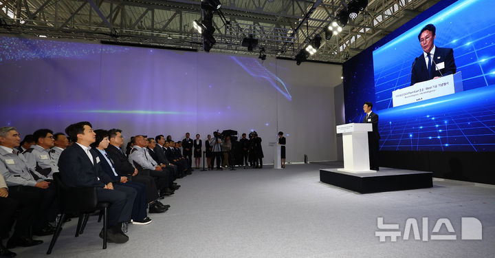 [화성=뉴시스] 박주성 기자 = 김민석 국무총리가 14일 경기도 화성시 우정읍 기아오토랜드 화성에서 열린 기아 화성 EVO 플랜트 East 준공식 & West 기공식에서 축사를 하고 있다. 2025.11.14. park7691@newsis.com