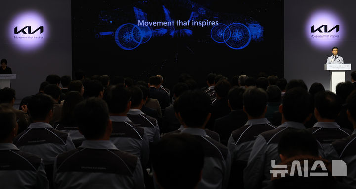 [화성=뉴시스] 박주성 기자 = 송호성 기아차 사장이 14일 경기도 화성시 우정읍 기아오토랜드 화성에서 열린 기아 화성 EVO 플랜트 East 준공식 & West 기공식에서 환영사 및 기아 PBV 전략 발표를 하고 있다. 2025.11.14. park7691@newsis.com