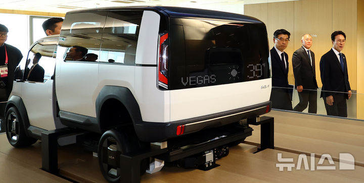 [화성=뉴시스] 박주성 기자 = 김민석 국무총리와 정의선 현대차그룹 회장, 송호성 기아 사장이 14일 경기도 화성시 우정읍 기아오토랜드 화성 내 화성대에서 미래차 산업전략 대화를 위해 이동하고 있다. 2025.11.14. park7691@newsis.com