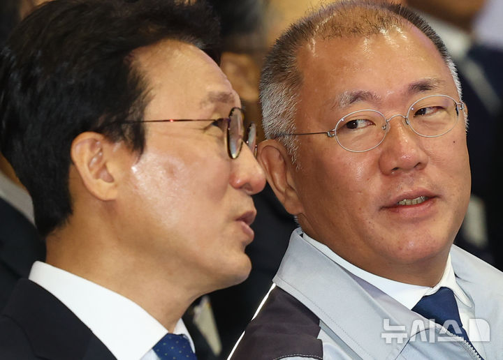 [화성=뉴시스] 박주성 기자 = 김민석 국무총리와 정의선 현대차그룹 회장이 14일 경기도 화성시 우정읍 기아오토랜드 화성에서 열린 기아 화성 EVO 플랜트 East 준공식 & West 기공식에서 이야기를 나누고 있다. 2025.11.14. park7691@newsis.com