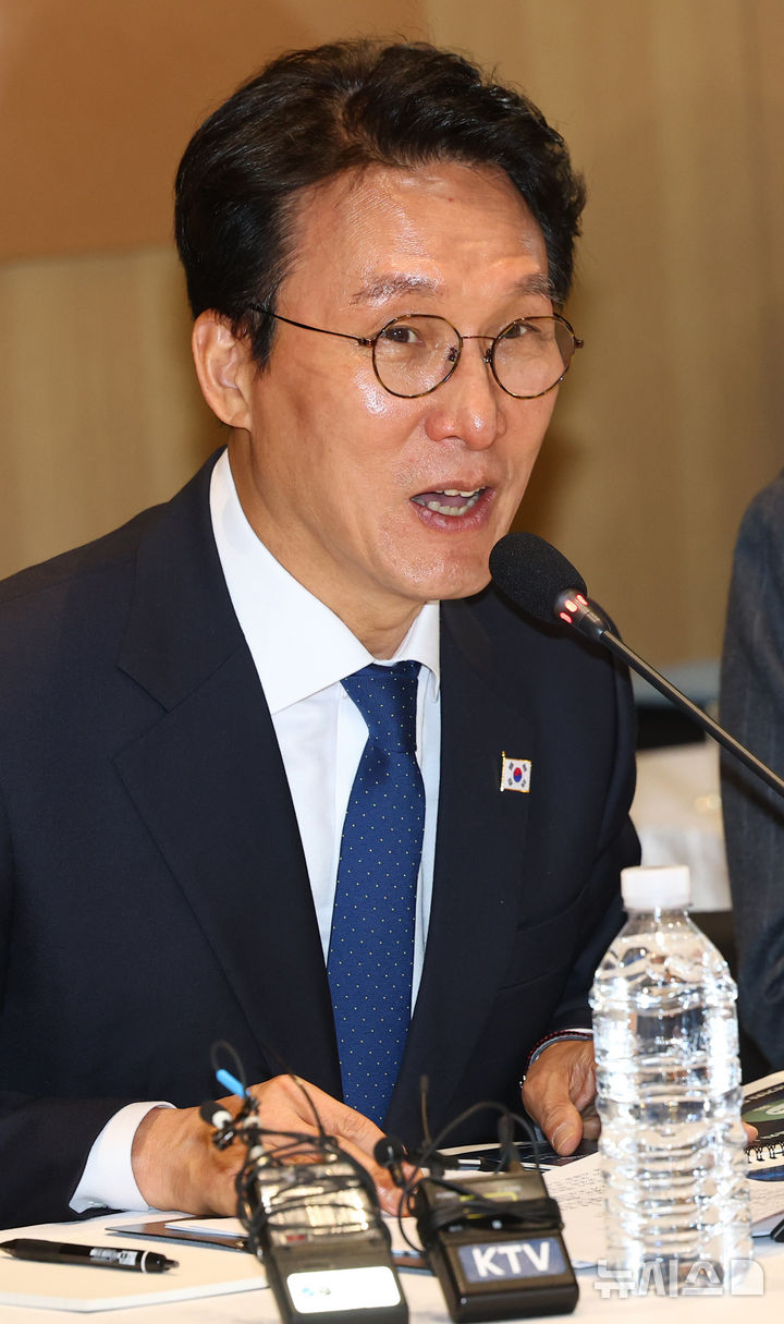 [화성=뉴시스] 박주성 기자 = 김민석 국무총리가 14일 경기도 화성시 우정읍 기아오토랜드 화성 내 화성대에서 미래차 산업전략 대화에서 모두발언을 하고 있다. 2025.11.14. park7691@newsis.com