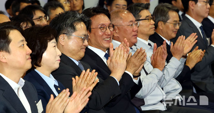 [화성=뉴시스] 박주성 기자 = 김민석 국무총리와 정의선 현대차그룹 회장을 비롯한 내빈들이 14일 경기도 화성시 우정읍 기아오토랜드 화성에서 열린 기아 화성 EVO 플랜트 East 준공식 & West 기공식에서 박수를 치고 있다. 2025.11.14. park7691@newsis.com