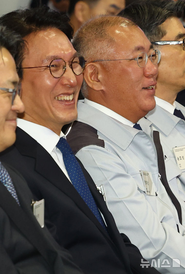 [화성=뉴시스] 박주성 기자 = 김민석 국무총리와 정의선 현대차그룹 회장이 14일 경기도 화성시 우정읍 기아오토랜드 화성에서 열린 기아 화성 EVO 플랜트 East 준공식 & West 기공식에서 웃음 짓고 있다. 2025.11.14. park7691@newsis.com