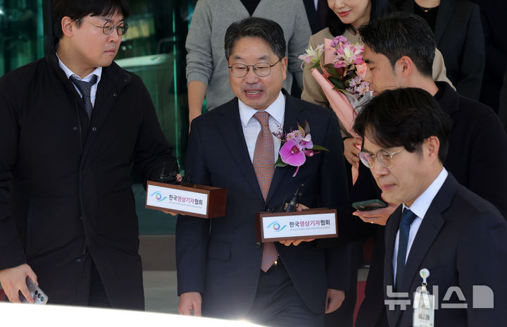 [서울=뉴시스] 홍효식 기자 = 대장동 항소 포기 논란으로 사의를 표명한 노만석 전 검찰총장 직무대행이 14일 서울 서초구 대검찰청을 떠나고 있다. 2025.11.14. yesphoto@newsis.com