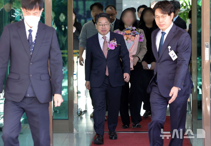 [서울=뉴시스] 홍효식 기자 = 대장동 항소 포기 논란으로 사의를 표명한 노만석 전 검찰총장 직무대행이 14일 서울 서초구 대검찰청을 떠나고 있다. 2025.11.14. yesphoto@newsis.com