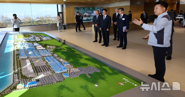 [화성=뉴시스] 박주성 기자 = 김민석 국무총리와 정의선 현대차그룹 회장이 14일 경기도 화성시 우정읍 기아오토랜드 화성 내 화성대에서 미래차 산업전략 대화 전 공장 전경을 관람하고 있다. 2025.11.14. park7691@newsis.com