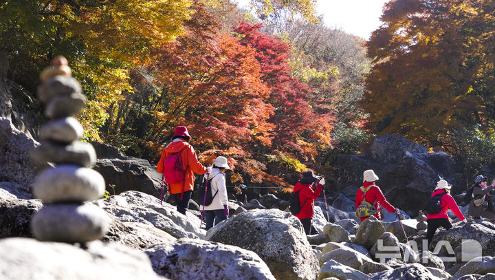[제주=뉴시스] 우장호 기자 = 맑은 날씨를 보인 14일 오전 제주 한라산 천아계곡을 찾은 탐방객들이 울긋불긋 물든 단풍을 감상하며 막바지로 접어든 가을을 만끽하고 있다. 2025.11.14. woo1223@newsis.com
