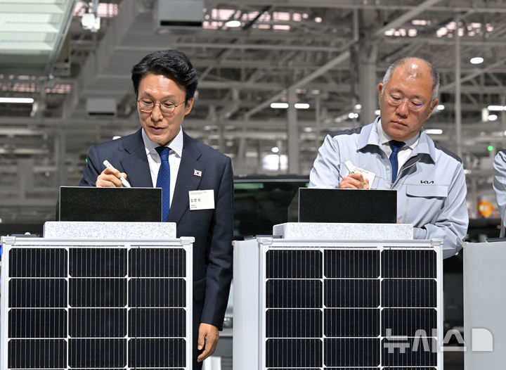 [화성=뉴시스] 청사사진기자단 = 김민석 국무총리와 정의선 현대차그룹 회장이 14일 오전 경기 화성에서 열린 기아 화성 EVO 플랜트 East준공식 및 West기공식에서 기념 세리머니로 표시석에 서명을 하고 있다. 2025.11.14. photo@newsis.com