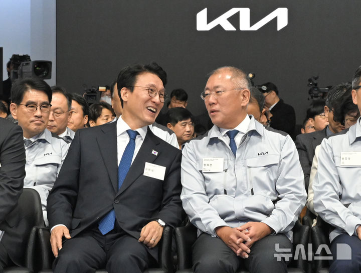 [화성=뉴시스] 청사사진기자단 = 김민석 국무총리와 정의선 현대차그룹 회장이 14일 오전 경기 화성에서 열린 기아 화성 EVO 플랜트 East준공식 및 West기공식에서 대화하고 있다. 2025.11.14. photo@newsis.com