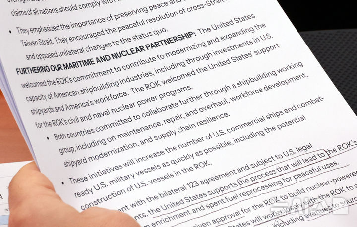 [서울=뉴시스] 고승민 기자 = 김건 국회 외통위 국민의힘 간사가 14일 서울 여의도 국회에서 열린 외교통일위원회 전체회의에서 한미 관세, 안보협상 조인트 팩트시트를 읽고 있다.사진 속 프린트에는 미국산 선박의 한국 내 건조와 정비가 확대될 수 있으며, 미국 법률 및 한·미 123협정의 조건에 따라 한국의 민간 조선 산업이 원자력 추진 선박 개발 과정에 참여할 수 있는 길이 열릴 수 있다는 내용 등이 명시돼 있다. 2025.11.14. kkssmm99@newsis.com