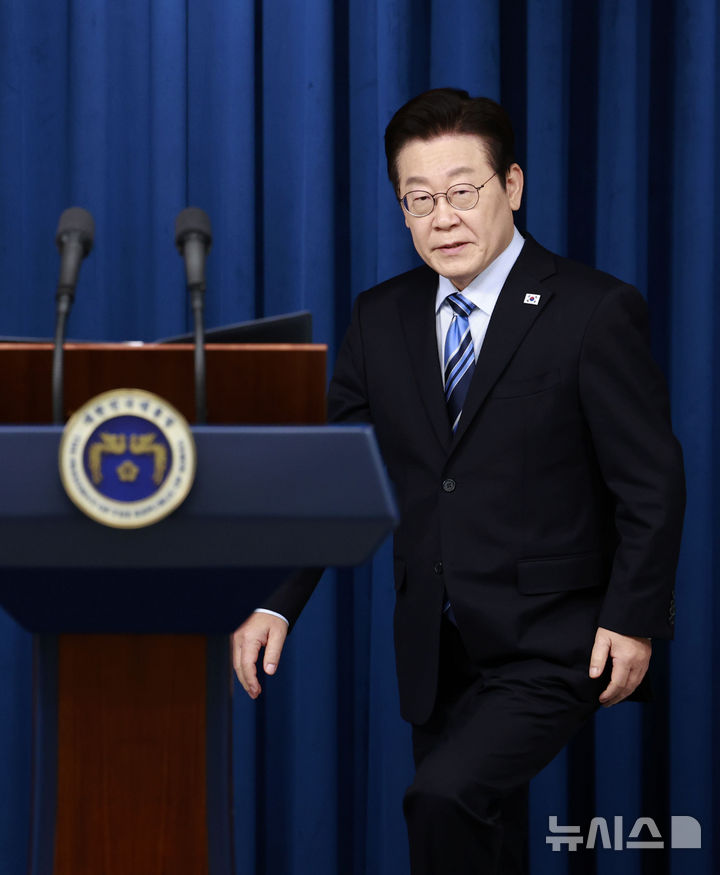 [서울=뉴시스] 최동준 기자 = 이재명 대통령이 14일 서울 용산 대통령실에서 한·미 간 관세·안보 합의를 문서화하는 '조인트 팩트시트(JFS·합동설명자료)' 관련 발표를 하기 위해 연단으로 향하고 있다. 2025.11.14. photocdj@newsis.com