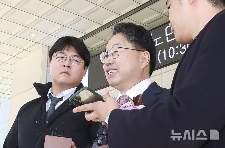 [서울=뉴시스] 김근수 기자 = 대장동 항소 포기 논란으로 사의를 표명한 노만석 전 검찰총장 직무대행이 14일 서울 서초구 대검찰청을 떠나고 있다. 2025.11.14. ks@newsis.com